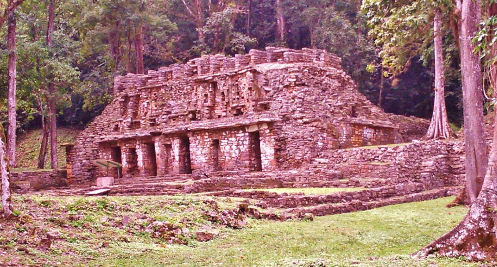 one of the most impressive mayan sites deep inside the jungle: Yaxchilan